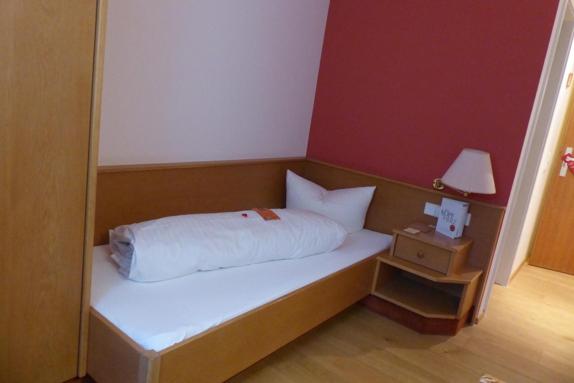 Hotel Herrmann Мюнзинген Экстерьер фото